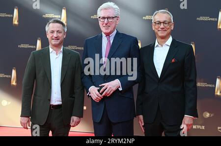 Journalist und Moderator Nikolaus Blome, Theo Koll, und Rainer Munz, l-r, kommen zur Gala und Verleihung des Deutschen Fernsehpreises in Köln. *** Der Journalist und Moderator Nikolaus Blome, Theo Koll und Rainer Munz, l r, treffen bei der Gala und Preisverleihung für den Deutschen Fernsehpreis in Köln ein Stockfoto