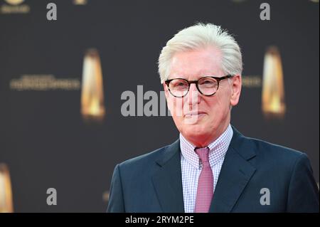 Journalist und Moderator Theo Koll kommt zur Gala und Verleihung des Deutschen Fernsehpreises in Köln. *** Der Journalist und Moderator Theo Koll kommt zur Gala und Preisverleihung des Deutschen Fernsehpreises in Köln Credit: Imago/Alamy Live News Stockfoto