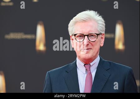 Journalist und Moderator Theo Koll kommt zur Gala und Verleihung des Deutschen Fernsehpreises in Köln. *** Der Journalist und Moderator Theo Koll kommt zur Gala und Preisverleihung des Deutschen Fernsehpreises in Köln Credit: Imago/Alamy Live News Stockfoto