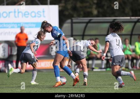 Reading's Lily Woodham in Aktion mit Durham Women's Ella Wilson während des FA Women's Championship Matches zwischen Durham Women FC und Reading im Maiden Castle, Durham City am Sonntag, den 1. Oktober 2023. (Foto: Mark Fletcher | MI News) Credit: MI News & Sport /Alamy Live News Stockfoto