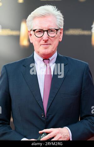 Journalist und Moderator Theo Koll kommt zur Gala und Verleihung des Deutschen Fernsehpreises in Köln. *** Der Journalist und Moderator Theo Koll kommt zur Gala und Preisverleihung des Deutschen Fernsehpreises in Köln Credit: Imago/Alamy Live News Stockfoto