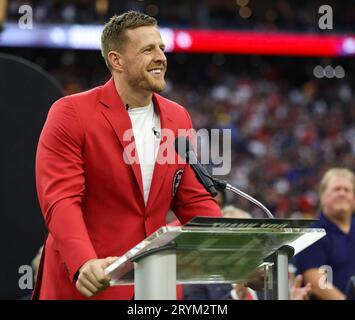 Houston, Texas, USA. 1. Oktober 2023: Der ehemalige Houston Texans-Spieler JJ Watt spricht während einer Einführungszeremonie zum Texans' Ring of Honor in der Halbzeit während eines NFL-Spiels zwischen den Texans und den Steelers am 1. Oktober 2023 in Houston. (Bild: © Scott Coleman/ZUMA Press Wire) NUR REDAKTIONELLE VERWENDUNG! Nicht für kommerzielle ZWECKE! Quelle: ZUMA Press, Inc./Alamy Live News Stockfoto