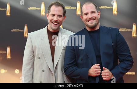 Dennis Wolter und Benjamin Wolter kommen zur Gala und Verleihung des Deutschen Fernsehpreises in Köln. *** Dennis Wolter und Benjamin Wolter kommen bei der Gala und Zeremonie des Deutschen Fernsehpreises in Köln an Stockfoto