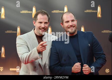 Dennis Wolter und Benjamin Wolter kommen zur Gala und Verleihung des Deutschen Fernsehpreises in Köln. *** Dennis Wolter und Benjamin Wolter kommen bei der Gala und Zeremonie des Deutschen Fernsehpreises in Köln an Stockfoto