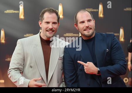 Dennis Wolter und Benjamin Wolter kommen zur Gala und Verleihung des Deutschen Fernsehpreises in Köln. *** Dennis Wolter und Benjamin Wolter kommen bei der Gala und Zeremonie des Deutschen Fernsehpreises in Köln an Stockfoto