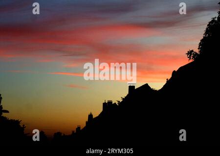 Wenige Augenblicke vor der Dunkelheit das letzte Licht am Ende eines Tages über einer Wohnsiedlung im Herbst *** wenige Augenblicke vor der Dunkelheit das letzte Licht am Ende eines Tages über einer Wohnsiedlung im Herbst Credit: Imago/Alamy Live News Stockfoto