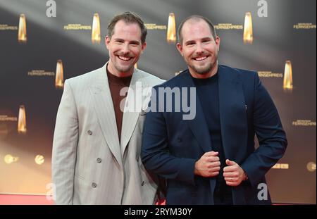 Dennis Wolter und Benjamin Wolter kommen zur Gala und Verleihung des Deutschen Fernsehpreises in Köln. *** Dennis Wolter und Benjamin Wolter kommen bei der Gala und Zeremonie des Deutschen Fernsehpreises in Köln an Stockfoto