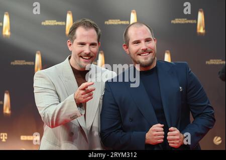 Dennis Wolter und Benjamin Wolter kommen zur Gala und Verleihung des Deutschen Fernsehpreises in Köln. *** Dennis Wolter und Benjamin Wolter kommen bei der Gala und Zeremonie des Deutschen Fernsehpreises in Köln an Stockfoto