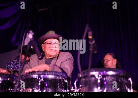 Oktober 2023, NY, NY: (NEW) CD Release-Little Johnny & Anthony Almonte.September 30, 2023, New York, USA: Little Johnny hat mit dem Gewinner der zehn Grammy Awards, Eddie Palmieri, intensiv in der Welt gearbeitet und tourte. Johnny arbeitet weiterhin an Studiosessions und tritt mit vielen der größten und angesehensten Acts in der lateinamerikanischen Musik auf, einschließlich seiner eigenen Band, wo Little Johnny & Anthony Almonte die Arbeit an ihrer neuen CD DuroÃ¢â‚¬Â„Golpe Ã¢â‚¬Å Under Uprising Music, Truth Revolution Records und das Ropeadope-Label. (Bild: © Jose Fran Stockfoto