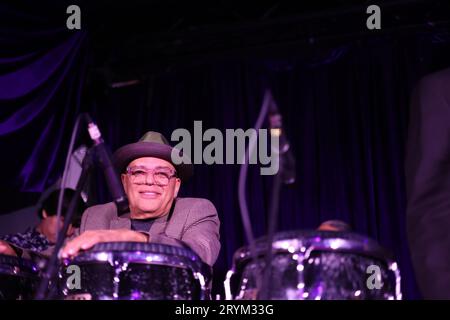 Oktober 2023, NY, NY: (NEW) CD Release-Little Johnny & Anthony Almonte.September 30, 2023, New York, USA: Little Johnny hat mit dem Gewinner der zehn Grammy Awards, Eddie Palmieri, intensiv in der Welt gearbeitet und tourte. Johnny arbeitet weiterhin an Studiosessions und tritt mit vielen der größten und angesehensten Acts in der lateinamerikanischen Musik auf, einschließlich seiner eigenen Band, wo Little Johnny & Anthony Almonte die Arbeit an ihrer neuen CD DuroÃ¢â‚¬Â„Golpe Ã¢â‚¬Å Under Uprising Music, Truth Revolution Records und das Ropeadope-Label. (Bild: © Jose Fran Stockfoto