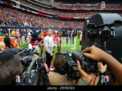 Houston, Texas, USA. 1. Oktober 2023: Der ehemalige Houston Texans-Spieler JJ Watt bereitet sich darauf vor, in der Halbzeit während eines NFL-Spiels zwischen den Texans und den Steelers am 1. Oktober 2023 in Houston in den Texans' Ring of Honor aufgenommen zu werden. (Bild: © Scott Coleman/ZUMA Press Wire) NUR REDAKTIONELLE VERWENDUNG! Nicht für kommerzielle ZWECKE! Quelle: ZUMA Press, Inc./Alamy Live News Stockfoto