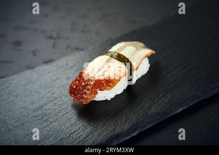 Nigiri Sushi mit Aal auf dunklem Hintergrund. Sushi-Menü. Japanisches Essen. Stockfoto