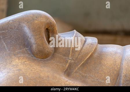 Detail des Lächelns der kolossalen Statue von Pharao Ramesses II. Im Memphis Museum in der Nähe von Kairo, Ägypten Stockfoto