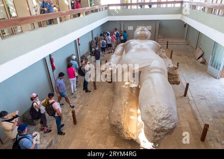 Kolossale Statue von Pharao Ramesses II. Im Memphis Museum in der Nähe von Kairo, Ägypten Stockfoto