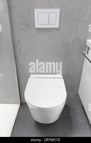 Wandmontierte Toilette eines privaten Badezimmers Stockfoto