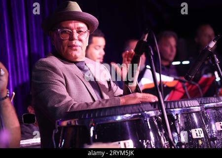 Oktober 2023, NY, NY: (NEW) CD Release-Little Johnny & Anthony Almonte.September 30, 2023, New York, USA: Little Johnny hat mit dem Gewinner der zehn Grammy Awards, Eddie Palmieri, intensiv in der Welt gearbeitet und tourte. Johnny arbeitet weiterhin an Studiosessions und tritt mit vielen der größten und angesehensten Acts in der lateinamerikanischen Musik auf, einschließlich seiner eigenen Band, wo Little Johnny & Anthony Almonte die Arbeit an ihrer neuen CD DuroÃ¢â‚¬Â„Golpe Ã¢â‚¬Å Under Uprising Music, Truth Revolution Records und das Ropeadope-Label. (Bild: © Jose Fran Stockfoto