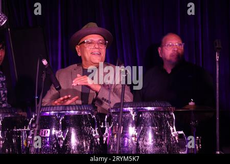 Oktober 2023, NY, NY: (NEW) CD Release-Little Johnny & Anthony Almonte.September 30, 2023, New York, USA: Little Johnny hat mit dem Gewinner der zehn Grammy Awards, Eddie Palmieri, intensiv in der Welt gearbeitet und tourte. Johnny arbeitet weiterhin an Studiosessions und tritt mit vielen der größten und angesehensten Acts in der lateinamerikanischen Musik auf, einschließlich seiner eigenen Band, wo Little Johnny & Anthony Almonte die Arbeit an ihrer neuen CD DuroÃ¢â‚¬Â„Golpe Ã¢â‚¬Å Under Uprising Music, Truth Revolution Records und das Ropeadope-Label. (Bild: © Jose Fran Stockfoto