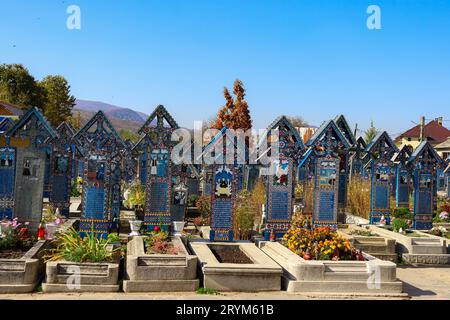 Friedhof Merry Cemetery Graveyard mit bunten naiven Gemälden, die die begrabenen Menschen beschreiben. Gelistet als eines der sieben Wunder Rumäniens Stockfoto