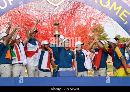 Roma, Italien. Oktober 2023. Mannschaftskapitän Luke Donald und Spieler feiern den Sieg des Ryder Cup 2023 im Marco Simone Golf and Country Club in Rom, (Italien), 1. Oktober 2023. Quelle: Insidefoto di andrea staccioli/Alamy Live News Stockfoto