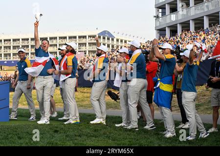 Roma, Italien. Oktober 2023. Team Europe Spieler feiern den Sieg des Ryder Cup 2023 im Marco Simone Golf and Country Club in Rom (Italien), 1. Oktober 2023. Quelle: Insidefoto di andrea staccioli/Alamy Live News Stockfoto