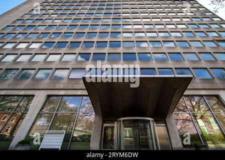 Leeres Hochhaus des Verwaltungsgebäudes Stockfoto