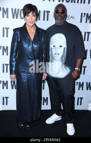 Kris Jenner und Corey Gamble nehmen an der „Le Défilé L'Oréal Paris - Walk Your Worth“-Show im Rahmen der Pariser Fashion Week am 1. Oktober 2023 im Eiffelturm in Paris, Frankreich, Teil. Foto von Jerome Dominé/ABACAPRESS.COM Credit: Abaca Press/Alamy Live News Stockfoto