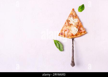 Ein Stück Meeresfrüchte-Pizza mit Garnelen und Lachs auf weißem Hintergrund Stockfoto