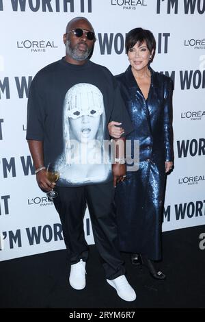 Kris Jenner nimmt an der „Le Défilé L'Oréal Paris - Walk Your Worth“-Show im Rahmen der Pariser Fashion Week am 1. Oktober 2023 im Eiffelturm in Paris, Frankreich, Teil. Foto von Jerome Dominé/ABACAPRESS.COM Credit: Abaca Press/Alamy Live News Stockfoto