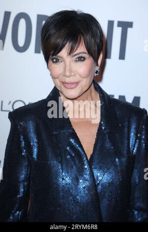 Kris Jenner nimmt an der „Le Défilé L'Oréal Paris - Walk Your Worth“-Show im Rahmen der Pariser Fashion Week am 1. Oktober 2023 im Eiffelturm in Paris, Frankreich, Teil. Foto von Jerome Dominé/ABACAPRESS.COM Credit: Abaca Press/Alamy Live News Stockfoto
