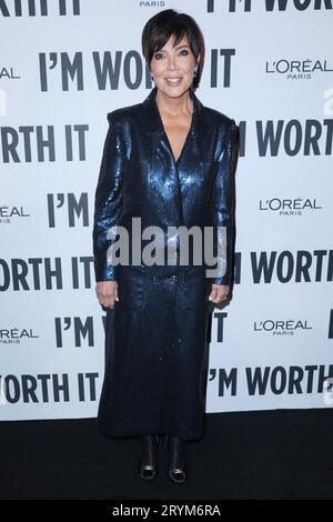 Kris Jenner nimmt an der „Le Défilé L'Oréal Paris - Walk Your Worth“-Show im Rahmen der Pariser Fashion Week am 1. Oktober 2023 im Eiffelturm in Paris, Frankreich, Teil. Foto von Jerome Dominé/ABACAPRESS.COM Credit: Abaca Press/Alamy Live News Stockfoto