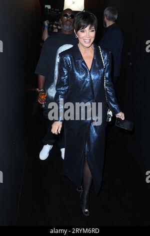 Kris Jenner und Corey Gamble nehmen an der „Le Défilé L'Oréal Paris - Walk Your Worth“-Show im Rahmen der Pariser Fashion Week am 1. Oktober 2023 im Eiffelturm in Paris, Frankreich, Teil. Foto von Jerome Dominé/ABACAPRESS.COM Credit: Abaca Press/Alamy Live News Stockfoto