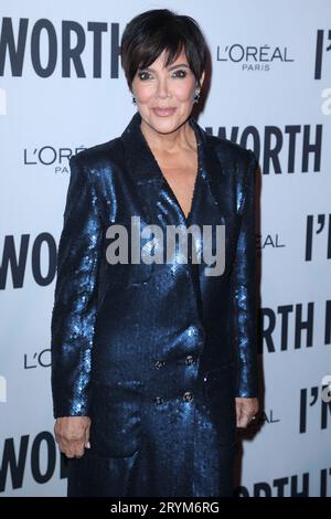 Kris Jenner nimmt an der „Le Défilé L'Oréal Paris - Walk Your Worth“-Show im Rahmen der Pariser Fashion Week am 1. Oktober 2023 im Eiffelturm in Paris, Frankreich, Teil. Foto von Jerome Dominé/ABACAPRESS.COM Credit: Abaca Press/Alamy Live News Stockfoto