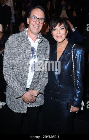 Nicolas Hieronimus und Kris Jenner nehmen am 1. Oktober 2023 im Rahmen der Pariser Fashion Week im Eiffelturm in Paris an der Show „Le Défilé L'Oréal Paris - Walk Your Worth“ Teil. Foto von Jerome Dominé/ABACAPRESS.COM Credit: Abaca Press/Alamy Live News Stockfoto
