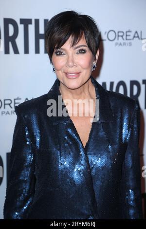 Kris Jenner nimmt an der „Le Défilé L'Oréal Paris - Walk Your Worth“-Show im Rahmen der Pariser Fashion Week am 1. Oktober 2023 im Eiffelturm in Paris, Frankreich, Teil. Foto von Jerome Dominé/ABACAPRESS.COM Credit: Abaca Press/Alamy Live News Stockfoto