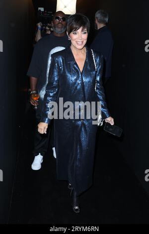 Kris Jenner und Corey Gamble nehmen an der „Le Défilé L'Oréal Paris - Walk Your Worth“-Show im Rahmen der Pariser Fashion Week am 1. Oktober 2023 im Eiffelturm in Paris, Frankreich, Teil. Foto von Jerome Dominé/ABACAPRESS.COM Credit: Abaca Press/Alamy Live News Stockfoto