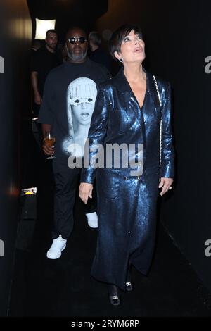 Kris Jenner und Corey Gamble nehmen an der „Le Défilé L'Oréal Paris - Walk Your Worth“-Show im Rahmen der Pariser Fashion Week am 1. Oktober 2023 im Eiffelturm in Paris, Frankreich, Teil. Foto von Jerome Dominé/ABACAPRESS.COM Credit: Abaca Press/Alamy Live News Stockfoto