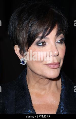 Kris Jenner nimmt an der „Le Défilé L'Oréal Paris - Walk Your Worth“-Show im Rahmen der Pariser Fashion Week am 1. Oktober 2023 im Eiffelturm in Paris, Frankreich, Teil. Foto von Jerome Dominé/ABACAPRESS.COM Credit: Abaca Press/Alamy Live News Stockfoto