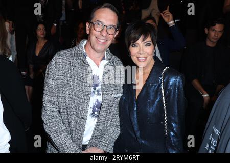 Nicolas Hieronimus und Kris Jenner nehmen am 1. Oktober 2023 im Rahmen der Pariser Fashion Week im Eiffelturm in Paris an der Show „Le Défilé L'Oréal Paris - Walk Your Worth“ Teil. Foto von Jerome Dominé/ABACAPRESS.COM Credit: Abaca Press/Alamy Live News Stockfoto