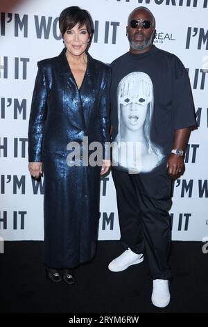 Kris Jenner und Corey Gamble nehmen an der „Le Défilé L'Oréal Paris - Walk Your Worth“-Show im Rahmen der Pariser Fashion Week am 1. Oktober 2023 im Eiffelturm in Paris, Frankreich, Teil. Foto von Jerome Dominé/ABACAPRESS.COM Credit: Abaca Press/Alamy Live News Stockfoto