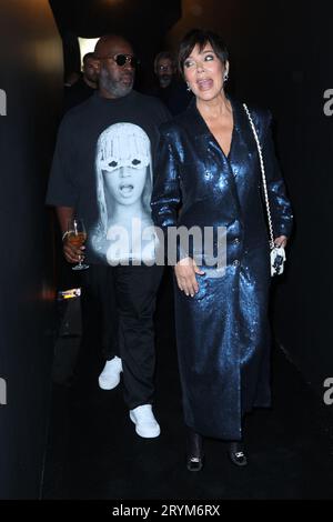 Kris Jenner und Corey Gamble nehmen an der „Le Défilé L'Oréal Paris - Walk Your Worth“-Show im Rahmen der Pariser Fashion Week am 1. Oktober 2023 im Eiffelturm in Paris, Frankreich, Teil. Foto von Jerome Dominé/ABACAPRESS.COM Credit: Abaca Press/Alamy Live News Stockfoto