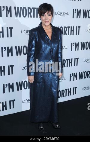 Kris Jenner nimmt an der „Le Défilé L'Oréal Paris - Walk Your Worth“-Show im Rahmen der Pariser Fashion Week am 1. Oktober 2023 im Eiffelturm in Paris, Frankreich, Teil. Foto von Jerome Dominé/ABACAPRESS.COM Credit: Abaca Press/Alamy Live News Stockfoto