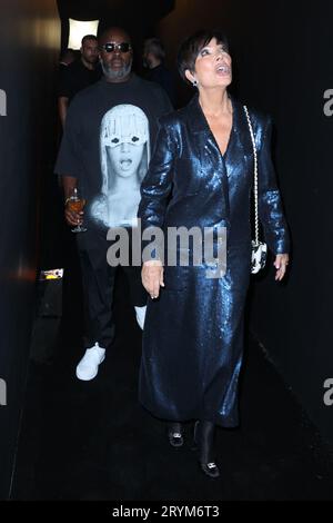 Kris Jenner und Corey Gamble nehmen an der „Le Défilé L'Oréal Paris - Walk Your Worth“-Show im Rahmen der Pariser Fashion Week am 1. Oktober 2023 im Eiffelturm in Paris, Frankreich, Teil. Foto von Jerome Dominé/ABACAPRESS.COM Credit: Abaca Press/Alamy Live News Stockfoto