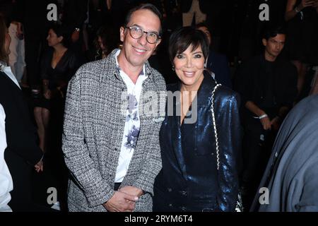 Nicolas Hieronimus und Kris Jenner nehmen am 1. Oktober 2023 im Rahmen der Pariser Fashion Week im Eiffelturm in Paris an der Show „Le Défilé L'Oréal Paris - Walk Your Worth“ Teil. Foto von Jerome Dominé/ABACAPRESS.COM Credit: Abaca Press/Alamy Live News Stockfoto