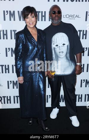 Kris Jenner und Corey Gamble nehmen an der „Le Défilé L'Oréal Paris - Walk Your Worth“-Show im Rahmen der Pariser Fashion Week am 1. Oktober 2023 im Eiffelturm in Paris, Frankreich, Teil. Foto von Jerome Dominé/ABACAPRESS.COM Credit: Abaca Press/Alamy Live News Stockfoto
