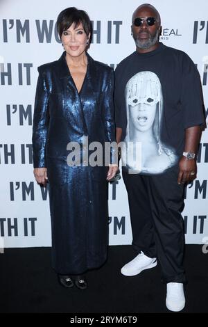 Kris Jenner und Corey Gamble nehmen an der „Le Défilé L'Oréal Paris - Walk Your Worth“-Show im Rahmen der Pariser Fashion Week am 1. Oktober 2023 im Eiffelturm in Paris, Frankreich, Teil. Foto von Jerome Dominé/ABACAPRESS.COM Credit: Abaca Press/Alamy Live News Stockfoto