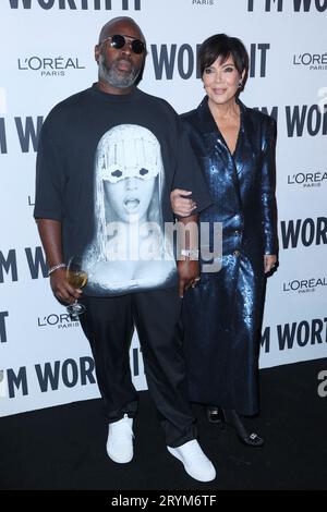 Kris Jenner nimmt an der „Le Défilé L'Oréal Paris - Walk Your Worth“-Show im Rahmen der Pariser Fashion Week am 1. Oktober 2023 im Eiffelturm in Paris, Frankreich, Teil. Foto von Jerome Dominé/ABACAPRESS.COM Credit: Abaca Press/Alamy Live News Stockfoto