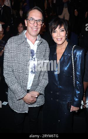 Nicolas Hieronimus und Kris Jenner nehmen am 1. Oktober 2023 im Rahmen der Pariser Fashion Week im Eiffelturm in Paris an der Show „Le Défilé L'Oréal Paris - Walk Your Worth“ Teil. Foto von Jerome Dominé/ABACAPRESS.COM Credit: Abaca Press/Alamy Live News Stockfoto