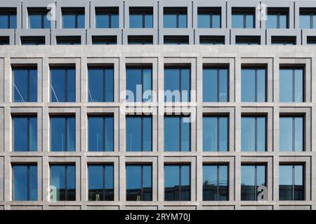 Außenansicht der modernen Fassade mit typischen rechteckigen offenen und geschlossenen Fenstern. Stockfoto