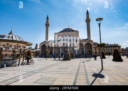 Konya, Türkei - 09.24.2021: Stadtplatz Konya mit Selimiye-Moschee. Konya ist ein Wallfahrtsort für Sufis, das sich auf das Grab des Mevlana-Ordens Rumi konzentriert. Hochwertige Fotos Stockfoto