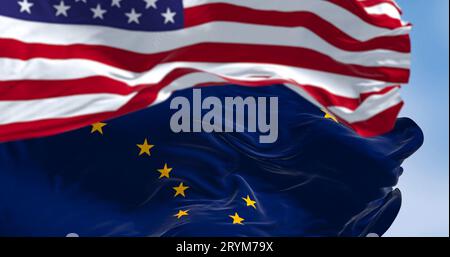 Alaska-Staatsflagge winkt im Wind hinter der US-Nationalflagge Stockfoto